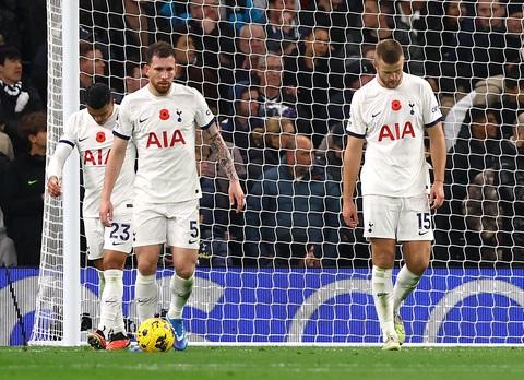 Nhận 2 thẻ đỏ, Tottenham 'thảm bại' trước Chelsea - Ảnh 8. Sự thất vọng của các cầu thủ Tottenham khi vỡ trận trong những phút cuối - Ảnh: REUTERS