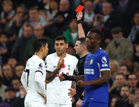 Nhận 2 thẻ đỏ, Tottenham 'thảm bại' trước Chelsea - Ảnh 4. Romero gây họa với chiếc thẻ đỏ và khiến Tottenham bị thổi phạt đền - Ảnh: REUTERS