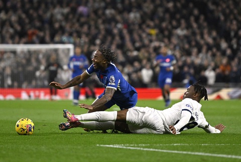 Nhận 2 thẻ đỏ, Tottenham 'thảm bại' trước Chelsea - Ảnh 6. Pha vào bóng khiến Udogie lãnh thẻ vàng thứ 2 - Ảnh: REUTERS