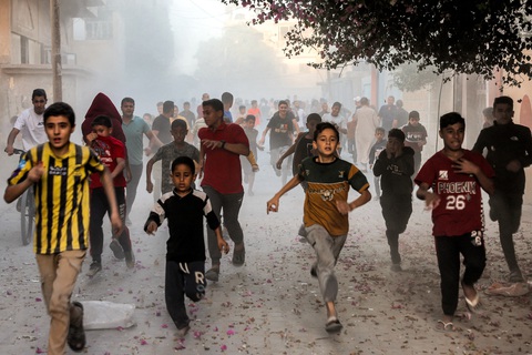 Trẻ em ở phía Nam Dải Gaza bỏ chạy khi Israel không kích, ngày 6-11 - Ảnh: AFP Trẻ em ở phía Nam Dải Gaza bỏ chạy khi Israel không kích ngày 6-11 - Ảnh: AFP