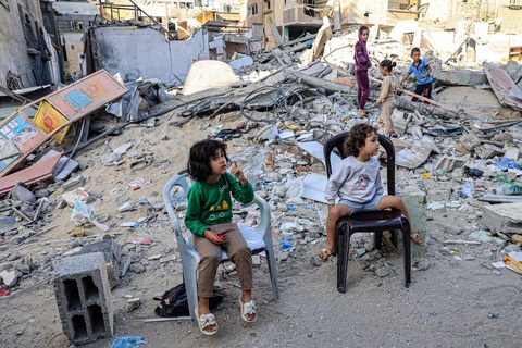 Nơi từng là nhà của các em giờ chỉ còn là đống đổ nát, Dải Gaza, ngày 6-11 - Ảnh: AFP Nơi từng là nhà của các em giờ chỉ còn là đống đổ nát - Ảnh: AFP
