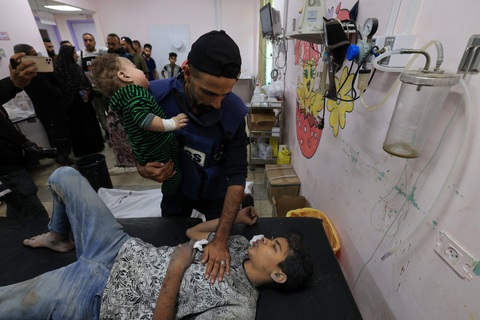 Trẻ em bị thương sau cuộc không kích của Israel ở trại al-Maghazi, trung tâm Dải Gaza, ngày 5-11 - Ảnh: AFP Trẻ em bị thương sau cuộc không kích của Israel ở trại al-Maghazi, trung tâm Dải Gaza, ngày 5-11 - Ảnh: AFP