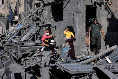Người dân đưa trẻ em ra khỏi đống đổ nát ở phía Nam Gaza, ngày 31-10 - Ảnh: AFP Người dân đưa trẻ em ra khỏi đống đổ nát ở phía Nam Gaza, ngày 31-10 - Ảnh: AFP