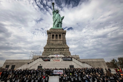 Người Do Thái 'chiếm lấy' tượng Nữ thần Tự do ở New York, đòi ngừng bắn ở Gaza - Ảnh 1. Các thành viên nhóm "Tiếng nói của người Do Thái vì hòa bình" biểu tình trước tượng Nữ thần Tự do ở New York (Mỹ) vào ngày 6-11 để kêu gọi ngừng bắn ở Dải Gaza - Ảnh: NEW YORK TIMES