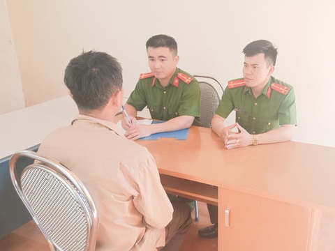 Giả danh công an dọa người đàn ông chuyển 400 triệu đồng - Ảnh 1. Ông T. trình báo sự việc bị kẻ lạ mặt giả danh công an đe dọa chuyển 400 triệu đồng - Ảnh: CACC