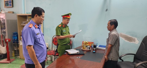 Bắt giam một trưởng văn phòng công chứng ở An Biên vì gây hậu quả nghiêm trọng - Ảnh 1. Công an đọc lệnh bắt tạm giam ông Thi - Ảnh: VĂN VŨ