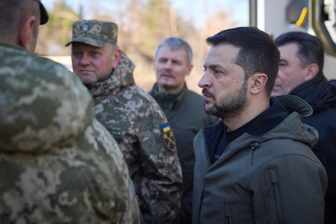 Phát biểu bất ngờ, Tổng tư lệnh Ukraine tiết lộ thế khó của Kiev - Ảnh 1. Tổng thống Ukraine Volodymyr Zelensky (áo đen) đứng cạnh Tổng tư lệnh Các lực lượng vũ trang Ukraine Valery Zaluzhnyi và những người khác hôm 3-11 - Ảnh: REUTERS