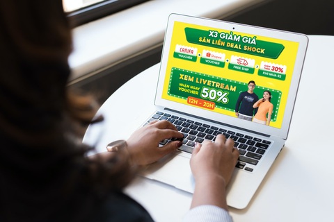 Nhiều thương hiệu tăng doanh số nhờ đẩy mạnh livestream trên sàn thương mại điện tử - Ảnh 1. Thương hiệu Canifa cho biết voucher giảm đến 50% từ Shopee Live là một trong những yếu tố thu hút và giữ chân người xem hiệu quả