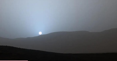 Cảnh hoàng hôn xanh ở sao Hỏa được Curiosity phát hiện. - Ảnh: NASA Cảnh hoàng hôn xanh ở sao Hỏa được xe tự hành Curiosity phát hiện - Ảnh: NASA