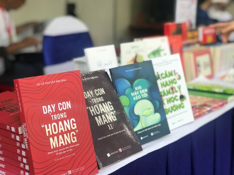 Bộ sách "Dạy con trong hoang mang" của tác giả Lê Nguyên Phương ngay khi được xuất bản, trở thành sách bán chạy của An Books - Ảnh: AN BOOKS Bộ sách "Dạy con trong hoang mang" của tác giả Lê Nguyên Phương ngay khi được xuất bản, trở thành sách bán chạy của Anbooks - Ảnh: AN BOOKS