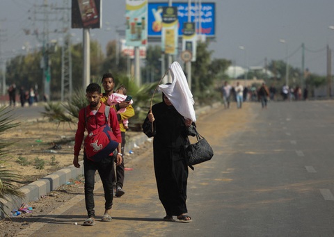 Một người phụ nữ Palestine cầm cờ trắng, cùng một nhóm thường dân di tản từ phía bắc xuống phía nam Dải Gaza ngày 7-11 - Ảnh: REUTERS Một người phụ nữ Palestine cầm cờ trắng, cùng một nhóm dân thường di tản từ phía bắc xuống phía nam Dải Gaza ngày 7-11 - Ảnh: REUTERS