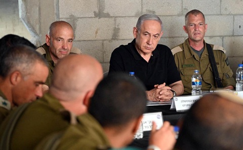Thủ tướng Benjamin Netanyahu thăm căn cứ quân sự ở Tze'elim, Israel, ngày 7-11 - Ảnh: REUTERS Thủ tướng Benjamin Netanyahu thăm căn cứ quân sự ở Tze'elim, Israel, ngày 7-11 - Ảnh: REUTERS