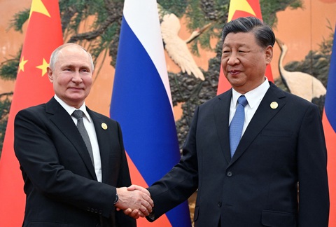 Tổng thống Nga Vladimir Putin gặp Chủ tịch Trung Quốc Tập Cận Bình tại Bắc Kinh ngà 18-10 - Ảnh: AFP Tổng thống Nga Vladimir Putin gặp Chủ tịch Trung Quốc Tập Cận Bình tại Bắc Kinh ngày 18-10. Mỹ cho rằng ông Putin sẽ không dự APEC tại California - Ảnh: AFP