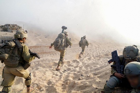 Binh lính Israel hoạt động ở phía bắc Gaza ngày 7-11 - Ảnh: AFP Binh lính Israel hoạt động ở phía bắc Gaza ngày 7-11 - Ảnh: AFP