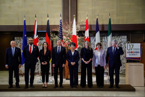 G7: sự hỗ trợ cho Ukraine vẫn không thay đổi - Ảnh 1. Người đứng đầu chính sách đối ngoại EU Josep Borrell (bên trái) cùng các ngoại trưởng G7 gặp nhau tại cuộc họp ở Tokyo (Nhật Bản) ngày 8-11 - Ảnh: AFP