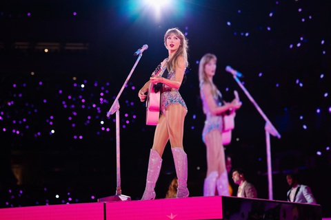 Phim 'hiếm' cho phép khán giả dùng điện thoại, nhảy múa hát hò trong rạp - Ảnh 1. Hình ảnh Taylor Swift trong phim tài liệu về concert cá nhân