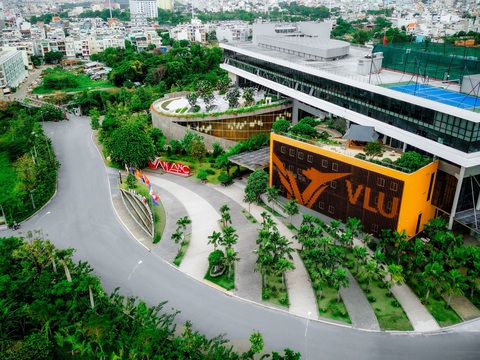 Phát triển đại học: Luôn luôn lắng nghe, lâu lâu mới hiểu - Ảnh 1. Trường Đại học Văn Lang có doanh thu tăng mạnh trong vài năm gần đây. Trường đầu tư xây dựng cơ sở vật chất rất hiện đại - Ảnh: VL