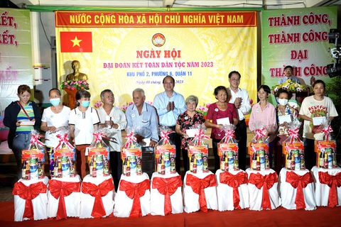Sắp xếp khu phố, ấp: Cần thay đổi hình thức quản lý đồng hành để giữ “chân rết” gần dân - Ảnh 4. Lãnh đạo Thành ủy, Ủy ban MTTQ Việt Nam TP trao các phần quà cho các hộ gia đình có hoàn cảnh khó khăn trên địa bàn - Ảnh: HỮU HẠNH