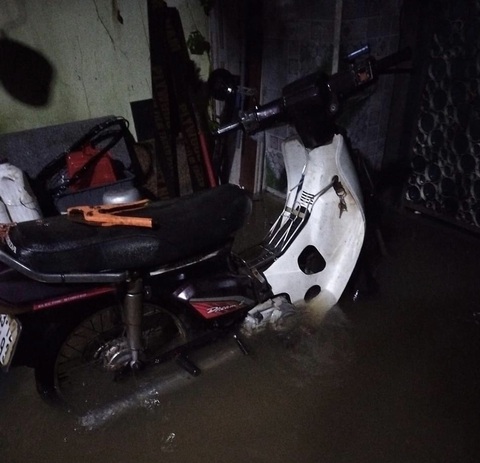 Mưa lớn, nhiều nơi ở Đà Nẵng tái ngập trong đêm khuya - Ảnh 1. Nước tràn vào nhà dân ở kiệt đường Phạm Như Xương, phường Hòa Khánh Nam, quận Liên Chiểu, Đà Nẵng rạng sáng 8-11 - Ảnh: V.THỌ