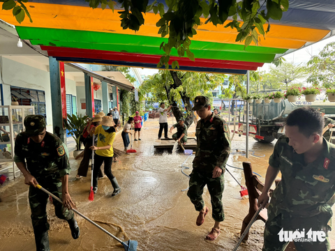 Thầy cô vùng trũng Đà Nẵng hì hục dọn bùn non sau ngập - Ảnh 1. Thầy cô cùng bộ đội dọn bùn non sáng 8-11