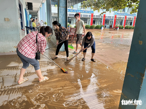 Thầy cô vùng trũng Đà Nẵng hì hục dọn bùn non sau ngập - Ảnh 3. Thầy cô dọn bùn non tràn vào trường đêm qua
