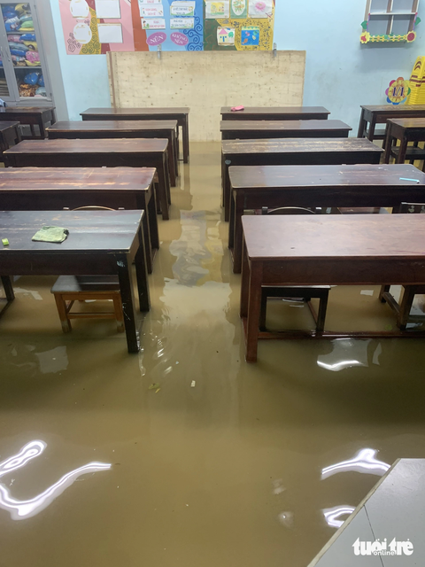 Thầy cô vùng trũng Đà Nẵng hì hục dọn bùn non sau ngập - Ảnh 5. Lớp học ngập nước đêm 7-11. Trường tiểu học Hồng Quang cũng là trường chịu thiệt hại nặng nhất trong trận ngập lịch sử tháng 10 năm ngoái