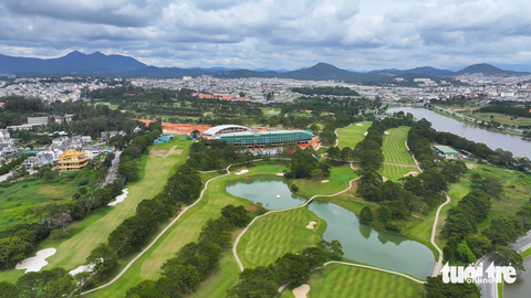 Dân bức xúc vì tòa nhà sân golf Đồi Cù Đà Lạt chắn tầm nhìn về núi thiêng Langbiang - Ảnh 3. Tòa nhà bên trong sân golf Đồi Cù có chiều cao nổi trội so với không gian chung