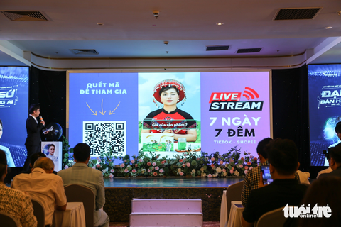 Người bán hàng "ảo" thực hiện phiên livestream 7 ngày 7 đêm - Ảnh: NGUYỄN HIỀN Người bán hàng "ảo" thực hiện phiên livestream 7 ngày 7 đêm - Ảnh: NGUYỄN HIỀN