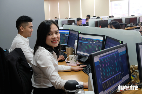 Gần 900 mã chứng khoán bật tăng vọt - Ảnh 1. Chứng khoán hồi phục giúp tâm lý của không ít nhà đầu tư trở nên nhẹ nhàng hơn - Ảnh: BÔNG MAI