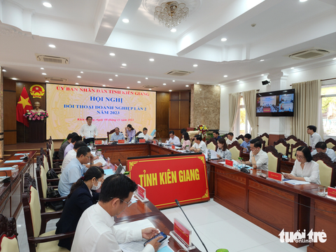 Phú Quốc phải có sản phẩm du lịch khác biệt, mới lạ hơn - Ảnh 1. Toàn cảnh buổi đối thoại giữa lãnh đạo UBND tỉnh Kiên Giang với các doanh nghiệp - Ảnh: BỬU ĐẤU