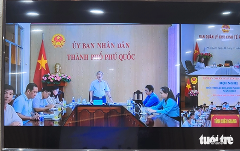 Phú Quốc phải có sản phẩm du lịch khác biệt, mới lạ hơn - Ảnh 4. Ông Đoàn Văn Tiến - phó chủ tịch UBND TP Phú Quốc - phát biểu tại điểm cầu trực tuyến đối thoại với doanh nghiệp - Ảnh: BỬU ĐẤU