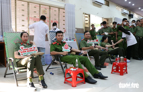 Tuổi trẻ Công an tỉnh Kiên Giang hiến gần 600 đơn vị máu nghĩa tình - Ảnh 1. Đông đảo cán bộ, chiến sĩ Công an tỉnh Kiên Giang hiến máu để kịp thời cứu bệnh nhân - Ảnh: CHÍ CÔNG