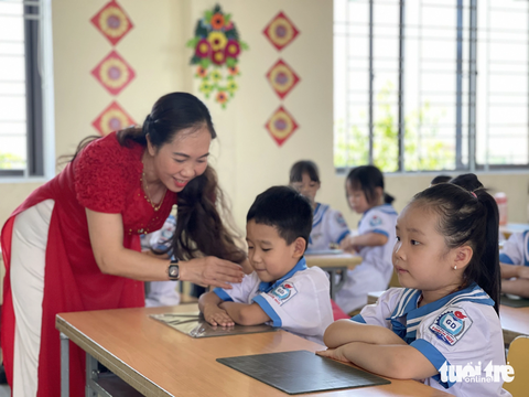 Phát động “Ngày chủ nhật không dạy thêm, học thêm” - Ảnh 1. Học sinh ở Hà Tĩnh tham gia một buổi học trên lớp - Ảnh: LÊ MINH