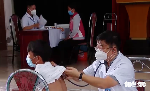 Vụ 5 công nhân chết vì bụi phổi: Điều tra bệnh nghề nghiệp - Ảnh 1. Các bác sĩ khám sức khỏe cho các công nhân Công ty Châu Tiến để xác định bệnh bụi phổi - Ảnh: DOÃN HÒA