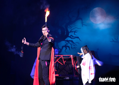 Ảo thuật gia Tăng Hồng Phúc (CLB ảo thuật Tiền Giang) hóa Dracula trong phần thi của mình - Ảnh: LINH ĐOAN Ảo thuật gia Tăng Hồng Phúc (CLB ảo thuật Tiền Giang) hóa Dracula trong phần thi của mình - Ảnh: LINH ĐOAN