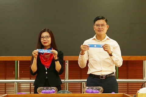 Bảng đấu 'tử thần' ở Vòng chung kết giải bóng đá công nhân toàn quốc - Ảnh 1. Đại diện Tổng liên đoàn Lao động Việt Nam (phải) và báo Tuổi Trẻ bốc thăm chia bảng vòng chung kết Giải vô địch bóng đá công nhân toàn quốc 2023 - Ảnh: HOÀNG TÙNG