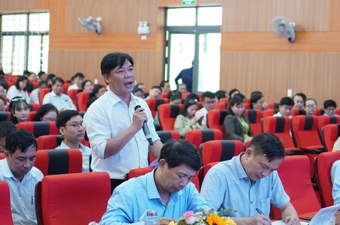 Cán bộ sợ sai, thà đứng trước Hội đồng kỷ luật còn hơn đứng trước Hội đồng xét xử - Ảnh 3. Ông Lê Minh Hưng - bí thư Đảng ủy xã Tịnh Thiện - nói thực trạng làm không được nhưng bỏ phiếu lại hoàn thành xuất sắc nhiệm vụ