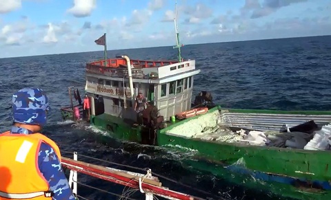 Tàu cảnh sát biển cứu năm người lớn, một trẻ em ở biển Côn Đảo - Ảnh 1. Tàu cảnh sát biển tiếp cận cứu người trên tàu chở nước đá - Ảnh: Cảnh sát biển cung cấp