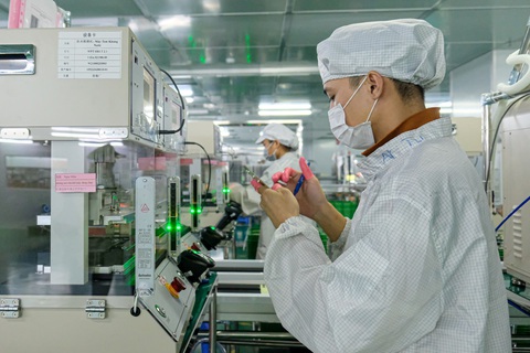 Công nhân sản xuất linh kiện điện tử tại một nhà máy FDI tại tỉnh Bắc Ninh - Ảnh: NGUYÊN BẢO Công nhân sản xuất linh kiện điện tử tại một nhà máy FDI ở Bắc Ninh - Ảnh: NGUYÊN BẢO