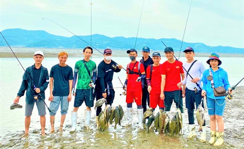 Tuấn (bìa trái) cùng một số đồng hương đi câu cá vừa coi như giải trí vừa “tăng gia”, tiết kiệm thêm đồng nào hay đồng đó - Ảnh: NVCC Tuấn (bìa trái) cùng một số đồng hương đi câu cá vừa coi như giải trí vừa “tăng gia”, tiết kiệm thêm đồng nào hay đồng đó - Ảnh: NVCC
