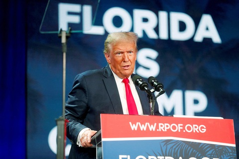 Ông Donald Trump phát biểu trước những người ủng hộ tại một sự kiện ở Florida (Mỹ) vào ngày 4-11 - Ảnh: REUTERS Ông Donald Trump phát biểu trước những người ủng hộ tại một sự kiện ở Florida (Mỹ) vào ngày 4-11 - Ảnh: REUTERS