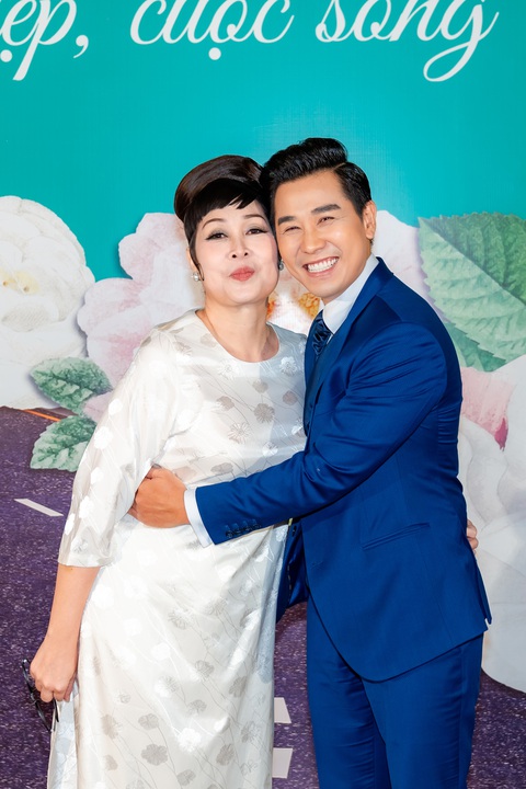 NSND Hồng Vân nhan sắc ngày càng thăng hạng hậu giảm cân thành công - Ảnh 4. NSND Hồng Vân cùng Nguyên Khang dẫn dắt Chuyến xe nhan sắc