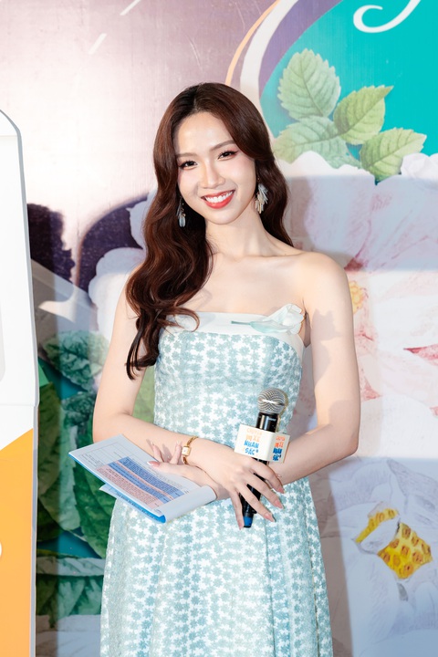 Nhật Hà với visual nhẹ nhàng, trong veo làm MC dẫn thảm đỏ cho sự kiện Chuyến xe nhan sắc Nhật Hà với visual nhẹ nhàng, trong veo làm MC dẫn thảm đỏ cho sự kiện Chuyến xe nhan sắc