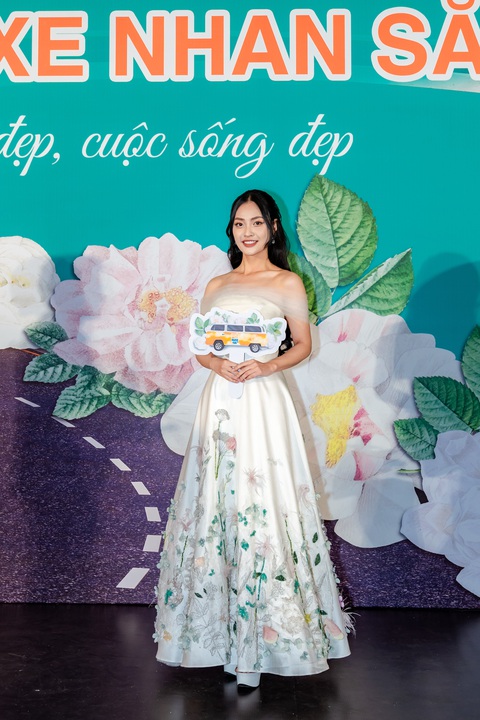 Nông Thuý Hằng xuất hiện với hình ảnh nhẹ nhàng dịu dàng với outfit bộ đầm công chúa chiếm trọn spotlight. Nông Thúy Hằng xuất hiện với hình ảnh nhẹ nhàng dịu dàng với outfit bộ đầm công chúa chiếm trọn spotlight
