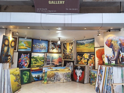 Những bức tranh được bán tại cửa hàng Huy Hùng Gallery ở Hà Nội - Ảnh: SCMP Những bức tranh được bán tại cửa hàng Huy Hùng Gallery ở Hà Nội - Ảnh: SCMP