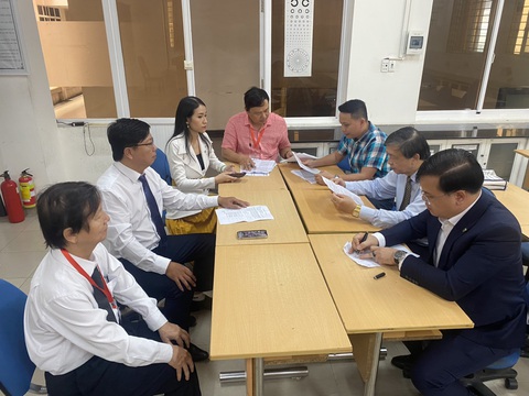 Khép lại mùa thi ‘Gen Z xứ Quảng’: Chiến thắng cho đội xứng đáng - Ảnh 3. Ban giám khảo, ban cố vấn, tổ thư ký hội ý giờ công bố kết quả trận chung kết