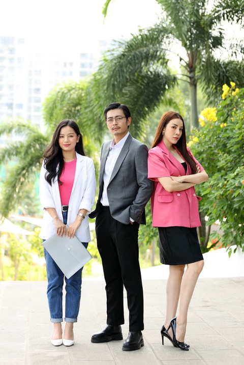 Ngô Phương Anh, Thanh Duy, Quốc Huy rơi vào mối 'tình tay ba' trong Đuổi bắt thanh xuân - Ảnh 4. Quốc Huy (giữa) hết lời khen ngợi sự nhiệt huyết với nghề của Ngô Phương Anh (phải)