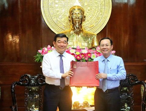 Bí thư Thành ủy Cần Thơ kêu gọi hợp tác mạnh mẽ hơn với đối tác Hàn Quốc - Ảnh 1. Bí thư Thành ủy Cần Thơ Nguyễn Văn Hiếu (bên phải) tại buổi tiếp Tổng lãnh sự Hàn Quốc ở TP.HCM Shin Choong II - Ảnh: TRUNG PHẠM