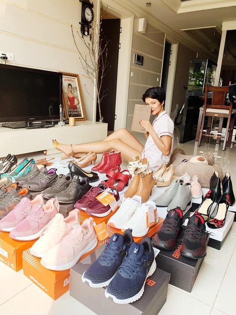 H'Hen Niê flexing ‘đôi giày sida’ 80 ngàn đồng khiến netizen cười bò - Ảnh 5. H'Hen Niê từng khoe bộ sưu tập giày có giá cả phải chăng