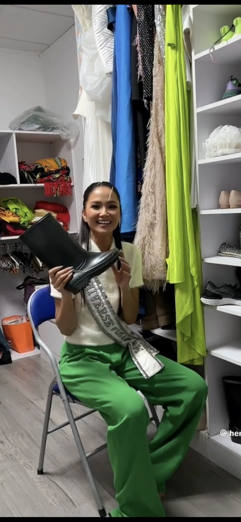 H'Hen Niê flexing ‘đôi giày sida’ 80 ngàn đồng khiến netizen cười bò - Ảnh 1. H'Hen Niê làm vlog khoe tủ giày cá nhân